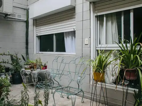 1 dormitorio con patio