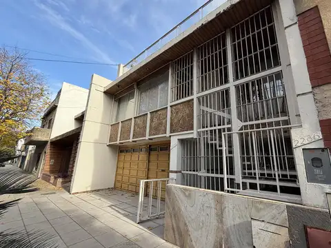 Casa de Dos Pisos con Patio Parrilla, Terraza, Doble Cochera en Villa del Parque