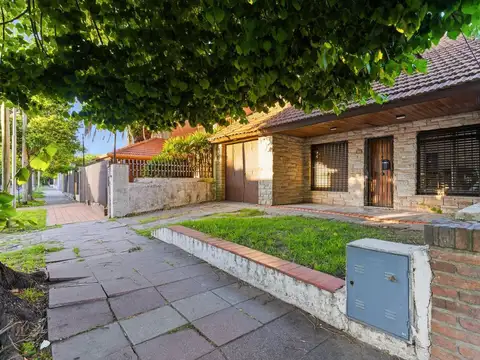 VENTA CASA CON TERRENO EN ADROGUE