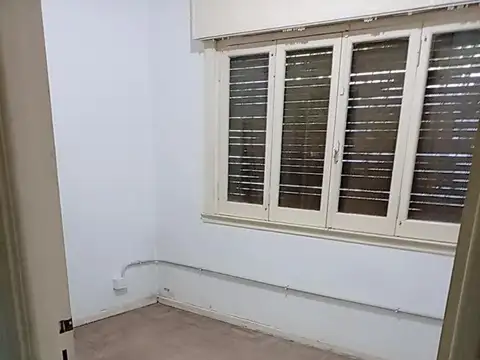 EXCELENTE OPORTUNIDAD-CASA EN CASTELAR IDEAL UBICACION-