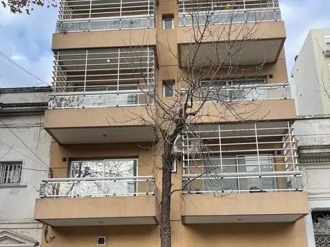 Casi a Estrenar, Al Frente con Balcon y Cochera.