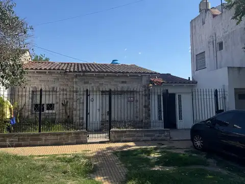Casa en venta 2 DORMITORIOS P . LUCENA 2470 . APTA CREDITO