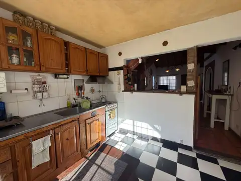 Casa 4 ambientes con 2 baños