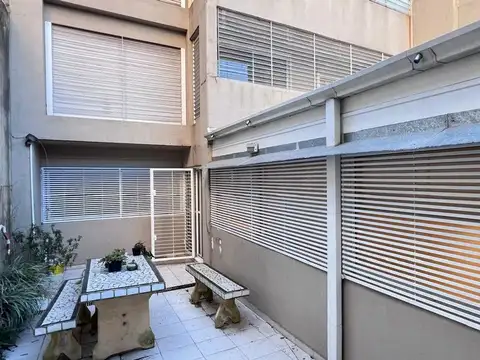 Departamento/Oficina con cochera doble y patio