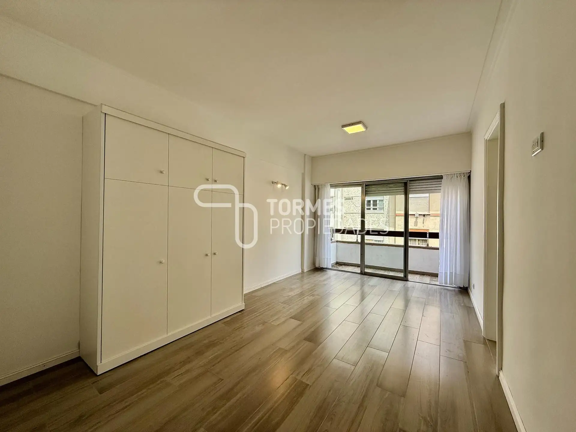 Depto 1 amb con balcón, 25m² a 200m del mar – Plaza Colón