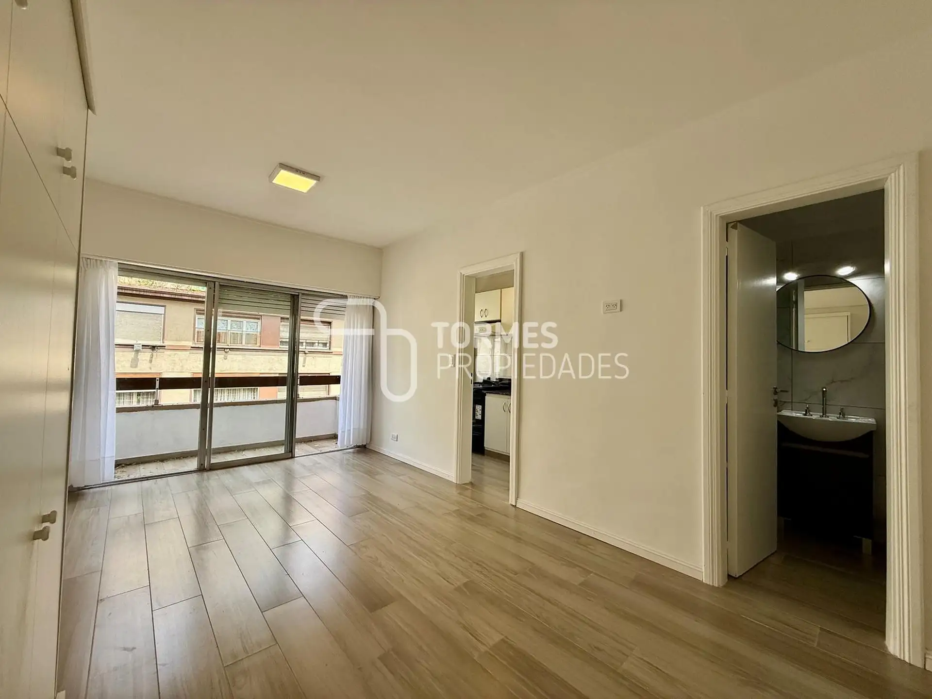 Depto 1 amb con balcón, 25m² a 200m del mar – Plaza Colón