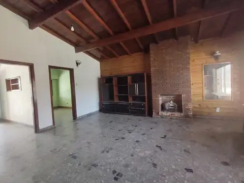 Casa 4 ambientes con 2 baños