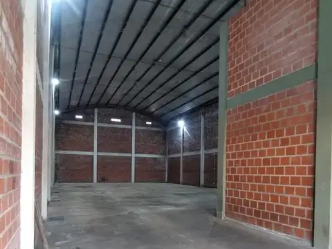 Impecable Depósito en alquiler sobre Avenida Andresito