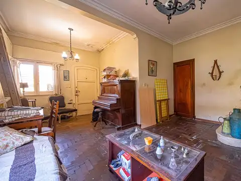 VENTA CASA HAEDO 4 AMBIENTES CON PARQUE Y COCHERA