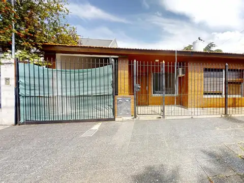 Chalet en Venta o Alquiler de 4 Ambientes con Cochera y Quincho - Martinez