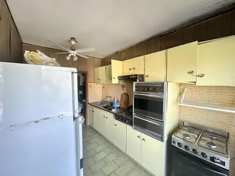 Casa de 2 dormitorios   Local al frente en Venta. Con patio, cochera y terraza. Centro Campana