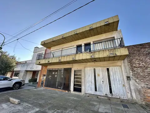 Casa de 2 dormitorios   Local al frente en Venta. Con patio, cochera y terraza. Centro Campana
