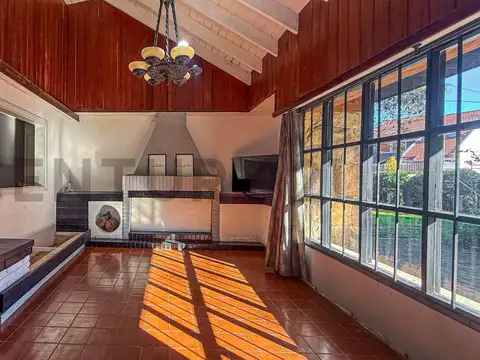 Casa 4 ambientes con 2 baños