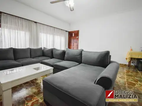 Casa en Venta con 2 cocheras
