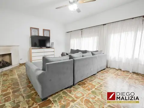 Casa 5 ambientes con 4 baños