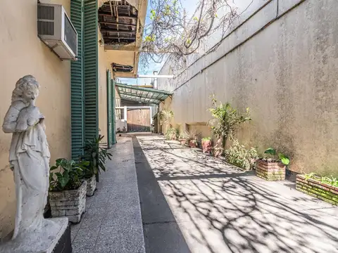 Casa en Flores en lote de 8,66 x 45 con local y galpon