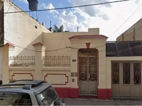 VENTA -Casa al frente a reciclar, Barrio Belgrano, Rosario.