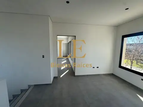 Casa en Venta con 3 cocheras