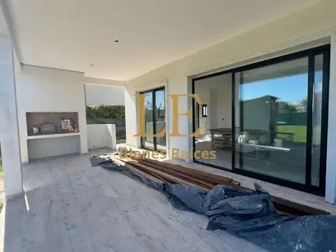 Casa 5 ambientes con 4 baños