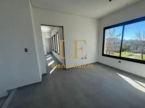 Casa 5 ambientes con 4 baños