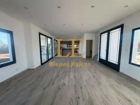 Casa en Venta con 4 cocheras