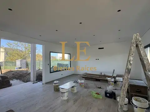 Casa en Venta con 4 cocheras