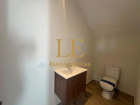 Casa 5 ambientes con 4 baños