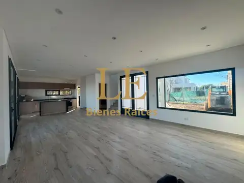 Casa 5 ambientes con 4 baños