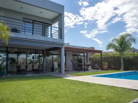 Casa en Venta con 4 cocheras