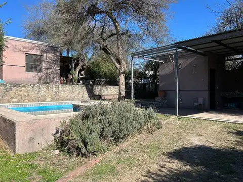 Casa 12 ambientes con 2 baños