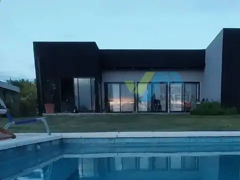 Venta de casa en una planta con pileta - Naudir Aguas Privadas