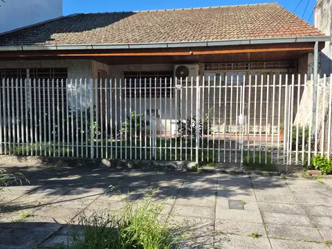 CHALET 4 AMB. CON GARAGE FONDO Y QUINCHO