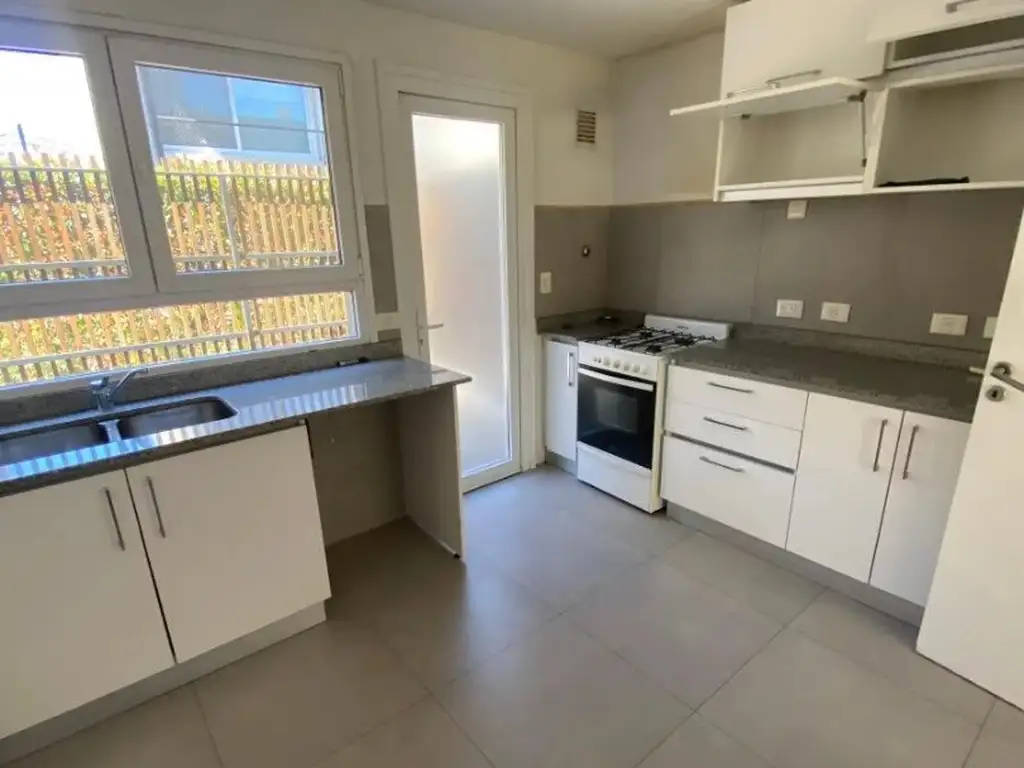 Casa - 136  m² Cubierta | 2 dormitorios | 9 años | 2 baños | 4 ambientes | 2 cocheras