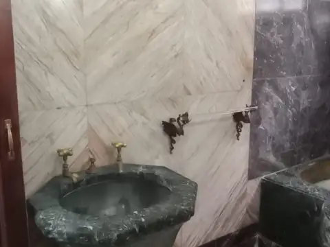 Departamento 8 ambientes con 4 baños