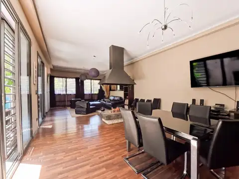 Casa en Venta con 2 cocheras