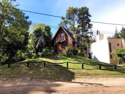 VENTA CASA MAR AZUL. Cochera. 800 m de Jardín.