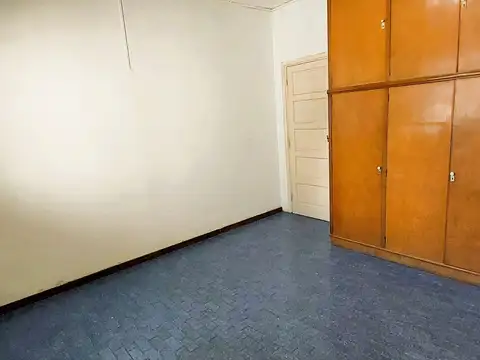 Departamento en PH, al Fte. Entrada independiente. Patio cubierto y descubierto