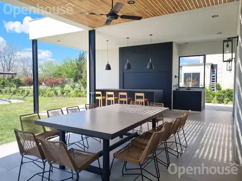 Casa en Alquiler con 6 cocheras