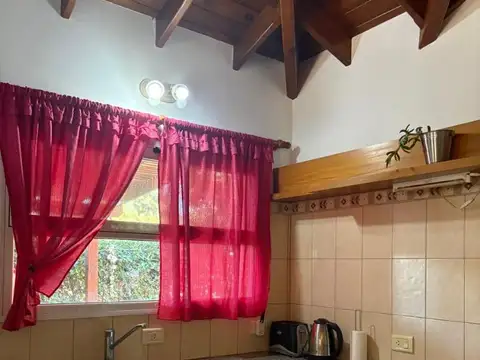 Casa con cochera.Excelente equipamiento.