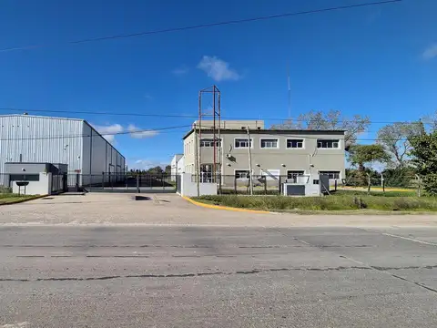 Depósito en alquiler sobre Av 44 en La Plata
