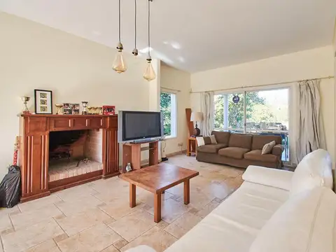 Casa 5 ambientes en Náutico Escobar Country Club