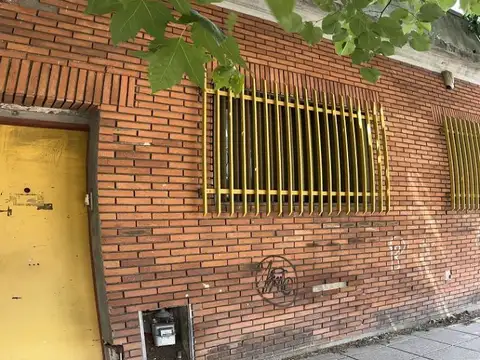 Casa a reciclar en terreno propio a ½ cuadra Diaz Velez