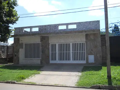 Casa 2 dormitorios con cochera y pequeño patio.