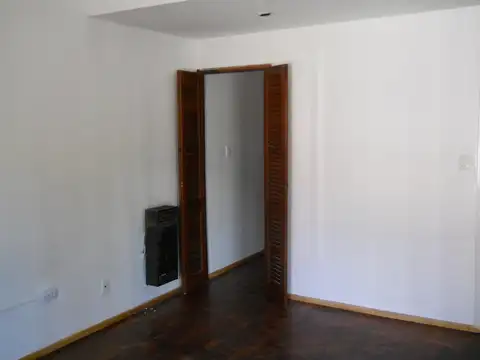 Casa 2 dormitorios con cochera y pequeño patio.