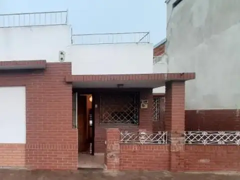 Casa en venta - 4 Dormitorios 2 Baños - Cochera - 207Mts2 - Quilmes