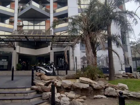 Departamento de 3 ambientes amplio con dos baños en centro de San Justo.