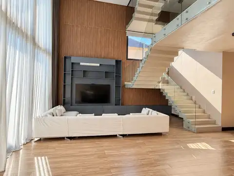 Casa en Alquiler con 2 cocheras