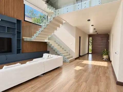 Casa 6 ambientes con 4 baños