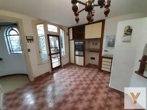 Casa 7 ambientes con 2 baños