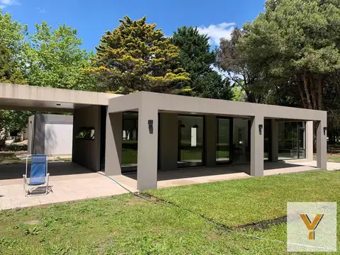 Casa en venta - 3 Dormitorios 4 Baños - 2.715Mts2 - Santa Clara del Mar